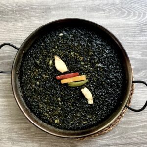 Arroz negro con chipirones y ajos tiernos