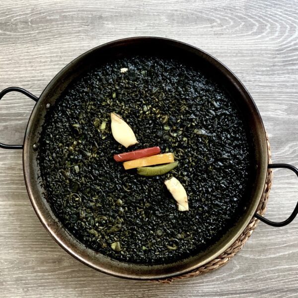 Arroz negro con chipirones y ajos tiernos