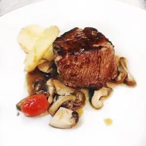 Solomillo de vacuno con setas y salsa PX