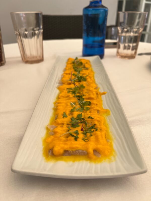 Tiradito de corvina con crema de ají amarillo