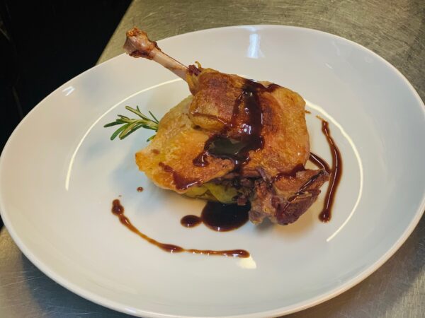 Confit de pato a la frambuesa con cremoso de manzana