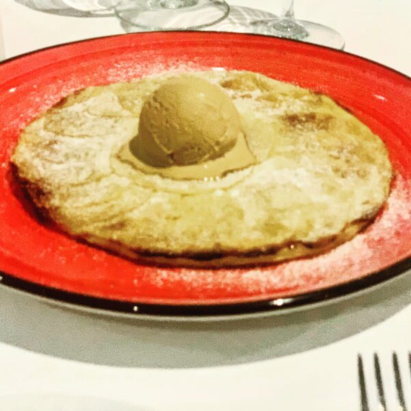 Tarta de manzana con helado de vainilla