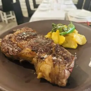 Lomo alto de novillo de Avila con patatas panaderas