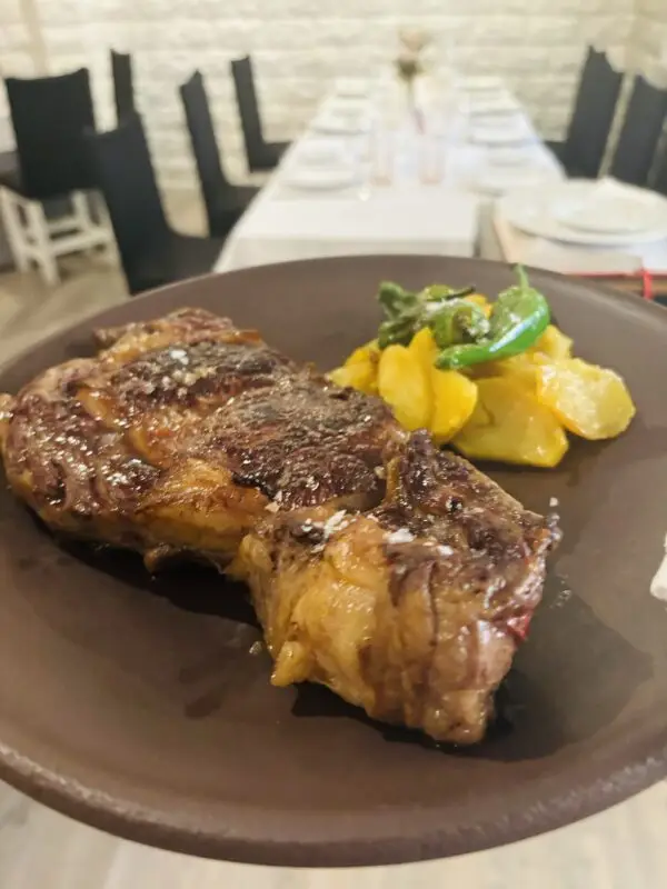 Lomo alto de novillo de Avila con patatas panaderas