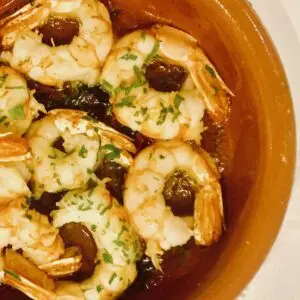 Colas de gambón al ajo negro