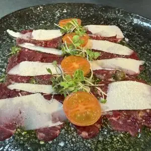 Carpaccio de solomillo con lascas de parmesano