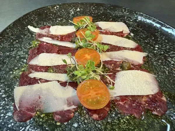 Carpaccio de solomillo con lascas de parmesano