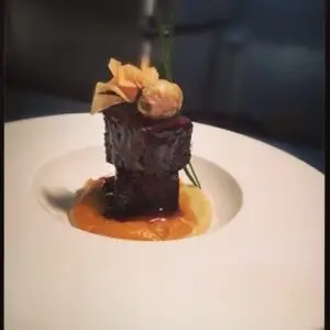 Rabo de toro con boniato y compota de manzana