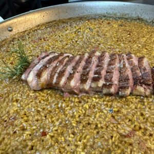 Arroz con magret de pato, cilantro y cerveza