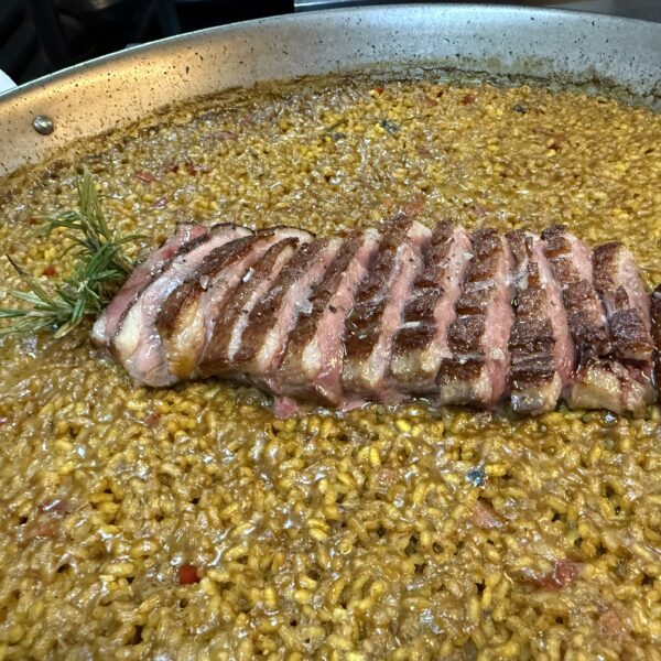 Arroz con magret de pato, cilantro y cerveza